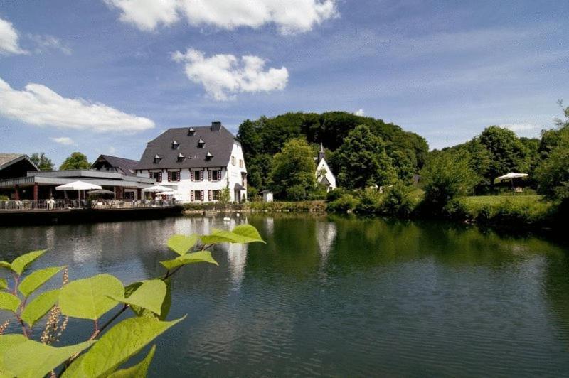 Malteser Komturei Hotel / Restaurant Bergisch Gladbach Ngoại thất bức ảnh